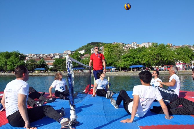 Deniz Üzerinde Voleybol Maçı