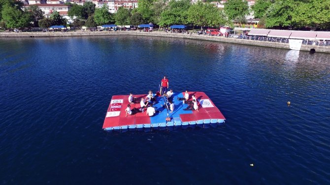 Deniz Üzerinde Voleybol Maçı