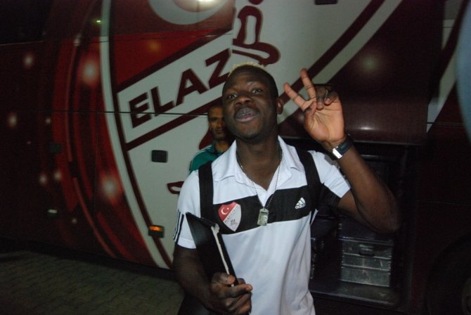 Traore Otobüs Muavinlerine Taş Çıkarttı
