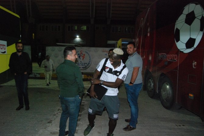 Traore Otobüs Muavinlerine Taş Çıkarttı