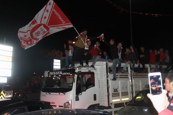 Şampiyonluk Coşkusu Sokağa Taştı