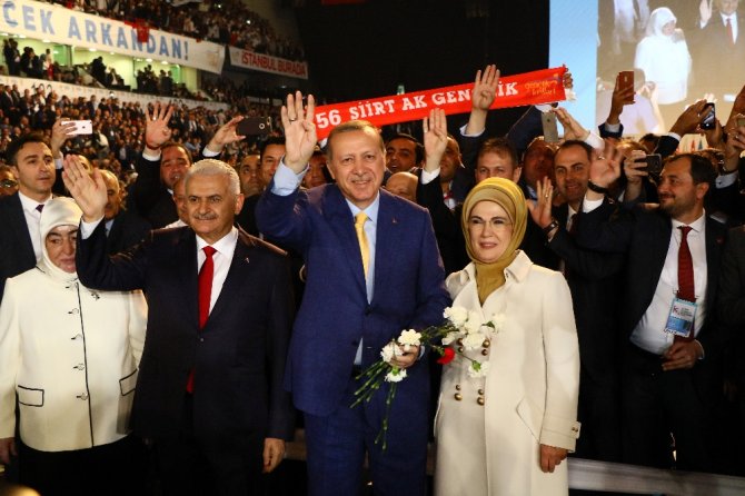 Salonda Erdoğan Ve Yıldırım Coşkusu