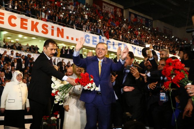 Salonda Erdoğan Ve Yıldırım Coşkusu