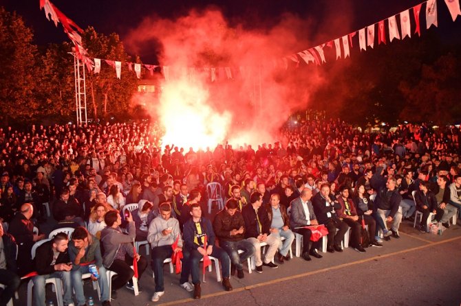 Taraftarlar Final Heyecanını Dev Ekranlarda Yaşıyor