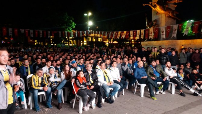 Taraftarlar Final Heyecanını Dev Ekranlarda Yaşıyor