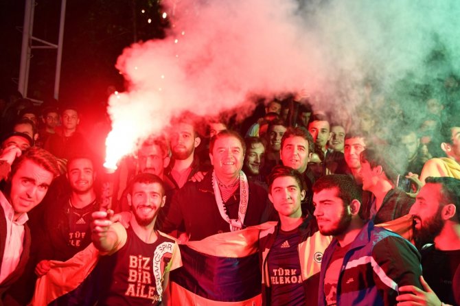 Taraftarlar Final Heyecanını Dev Ekranlarda Yaşıyor