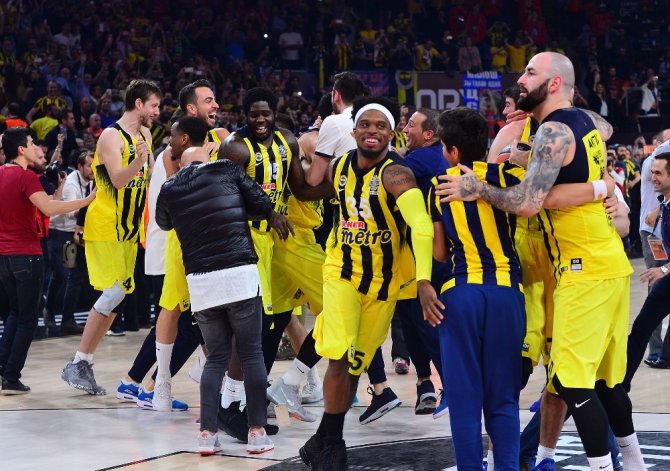 Şampiyon Kupasını Aldı