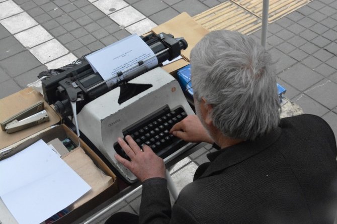 Postane Önünde 42 Yıldır Daktilosunun Sesleri Hiç Susmuyor