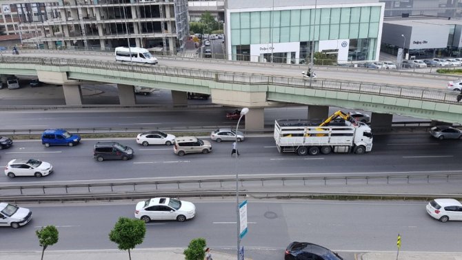 İstanbul’da Kamyon Köprüye Takıldı, Trafik Felç Oldu