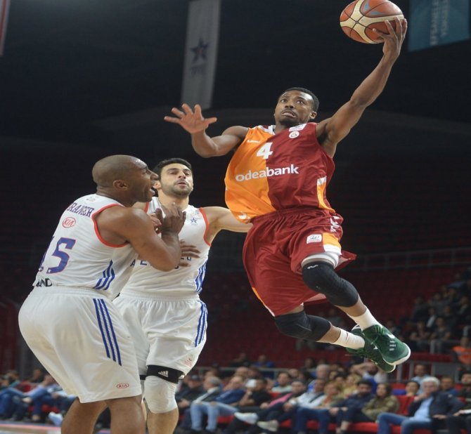 Anadolu Efes Seride Öne Geçti