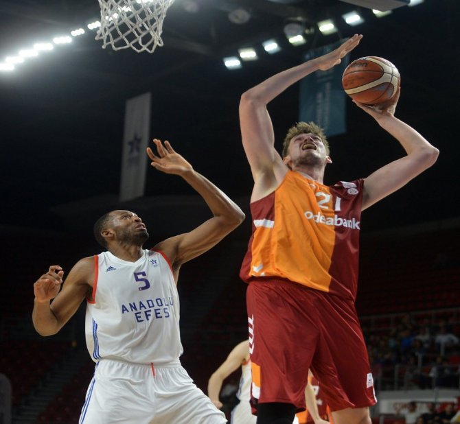 Anadolu Efes Seride Öne Geçti