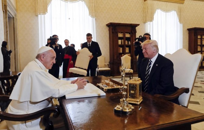 Trump, Papa Francis İle Bir Araya Geldi