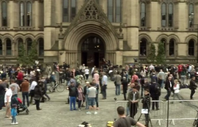 Manchester Saldırısında Ölenler İçin Anma Töreni Düzenlendi