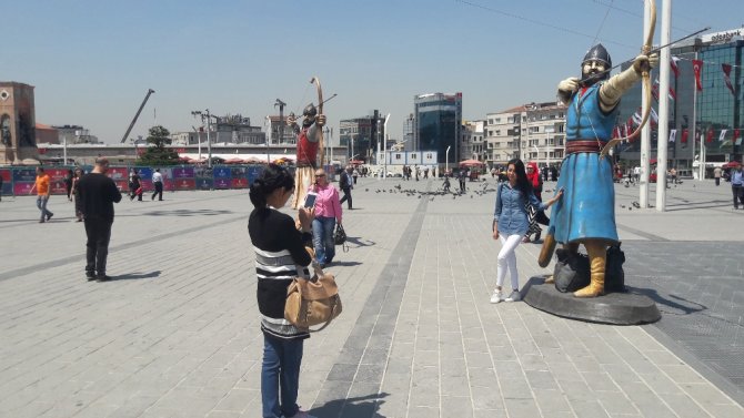 Taksim Meydanı’nda ‘Okçu’ Heykelleri