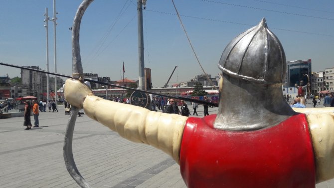 Taksim Meydanı’nda ‘Okçu’ Heykelleri