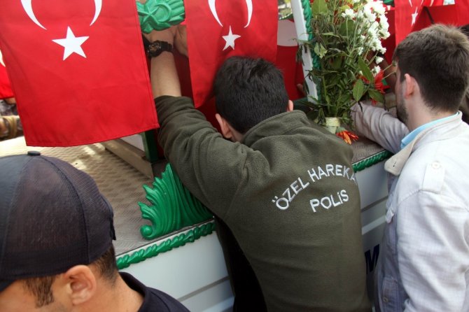 Şehidin Cenazesinin Başından Bir An Olsun Ayrılmadılar