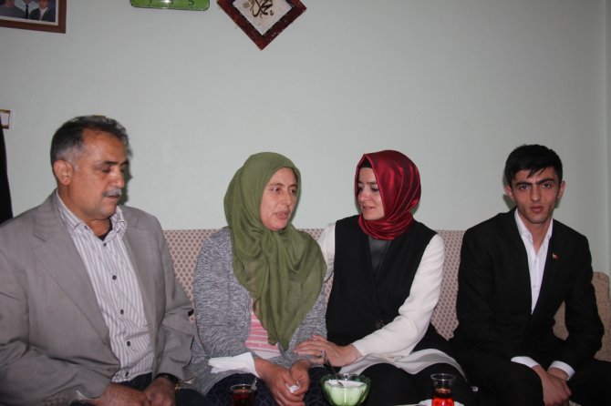 Bakan Sayan’dan Şehit Ailelerine Ziyaret