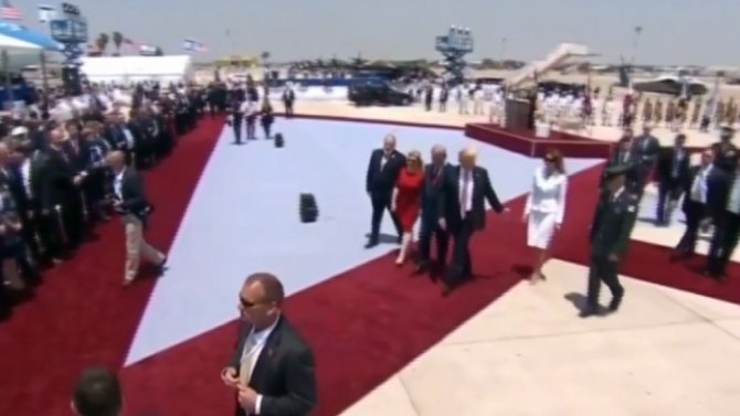 Trump Alay Konusu Oldu: İşte O Görüntüler