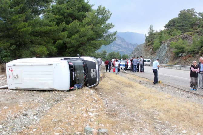 Antalya’da Servis Minibüsü Devrildi: 5 Yaralı