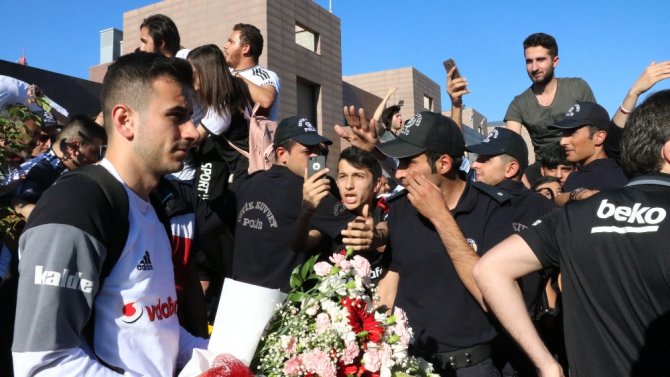 Beşiktaş Şampiyon Sloganıyla Karşılandı