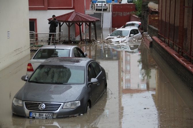 Apartman Duvarı Yıkıldı, Araçlar Sel Sularına Gömüldü