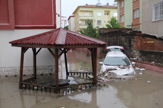 Apartman Duvarı Yıkıldı, Araçlar Sel Sularına Gömüldü