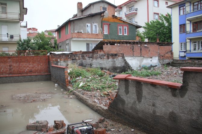 Apartman Duvarı Yıkıldı, Araçlar Sel Sularına Gömüldü