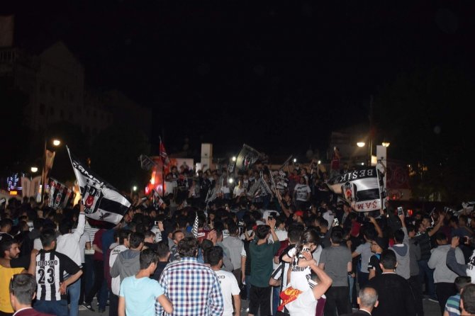 Yurtta Siyah Beyaz Coşku