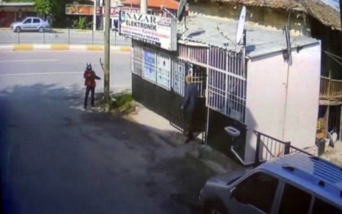 Elektronik Dükkanına Pompalı Tüfekle Saldırı Kamerada