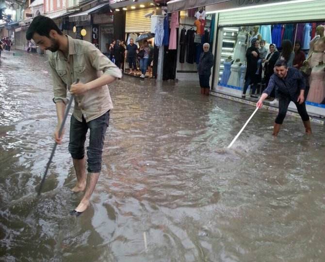 İzmir’de Yağış Kabusa Dönüştü