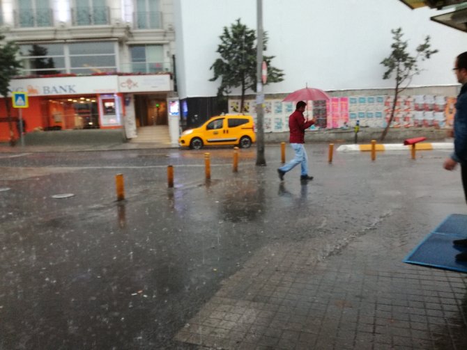 İstanbul’da Sağanak Yağış Etkili Oldu