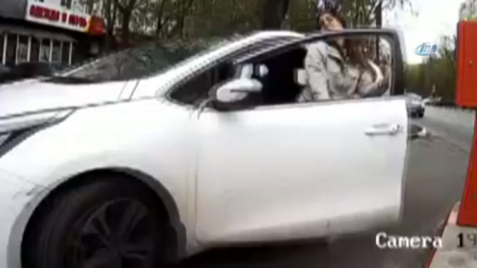 Kadın Sürücü El Frenini Çekmeyi Unutursa...
