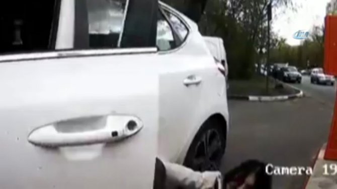 Kadın Sürücü El Frenini Çekmeyi Unutursa...