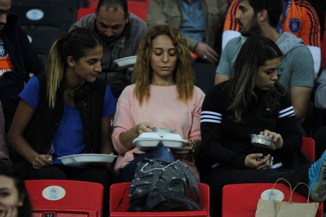 Taraftarlar İftarlarını Tribünlerde Açtı