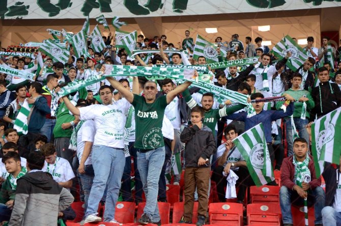 Taraftarlar İftarlarını Tribünlerde Açtı