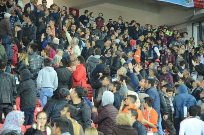 Medipol Başakşehir Taraftarı Birbirine Girdi