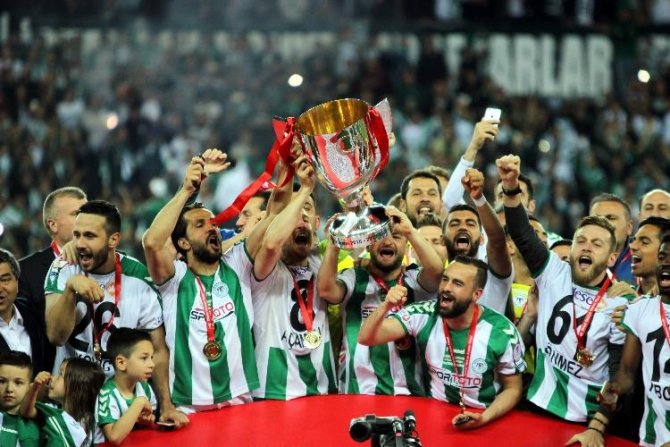 Şampiyon Kupasını Aldı