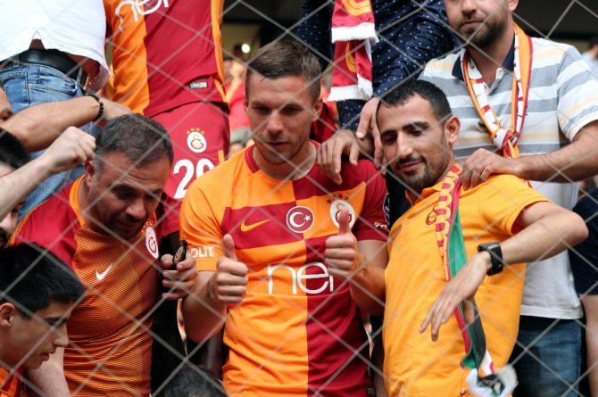 Podolski Ve Bruma Tribüne Girdi