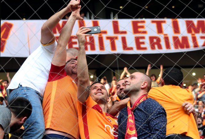 Podolski Ve Bruma Tribüne Girdi