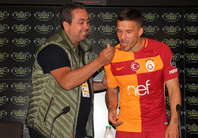 Podolski’ye Basın Mensuplarından Pasta