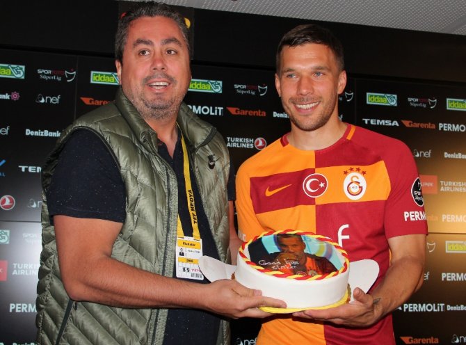 Podolski’ye Basın Mensuplarından Pasta
