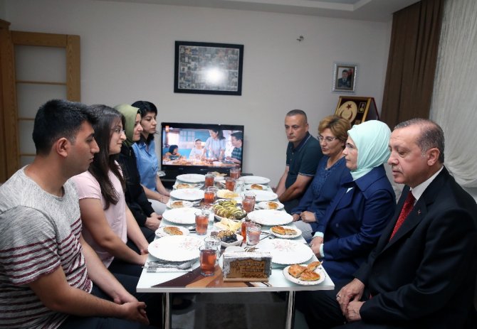 Cumhurbaşkanı Erdoğan 15 Temmuz Şehidinin Evinde İftar Yaptı