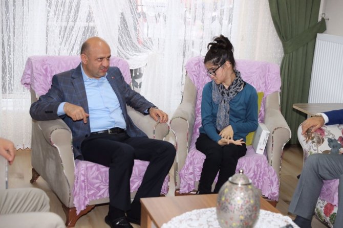 Cumhurbaşkanı Erdoğan’ın Portresini Çizen Gülşah’a Misafir Oldu