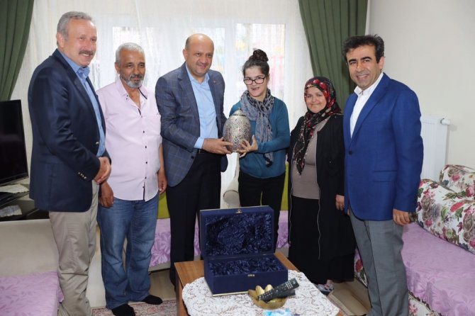 Cumhurbaşkanı Erdoğan’ın Portresini Çizen Gülşah’a Misafir Oldu