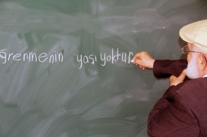 81 Yaşındaki Bayram Dede’nin Okuma Aşkı