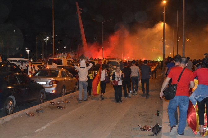 İzmir Sabaha Kadar Uyumadı