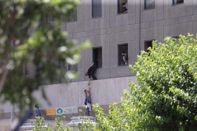 İran’da Çifte Terör Saldırısı: 12 Ölü, 39 Yaralı