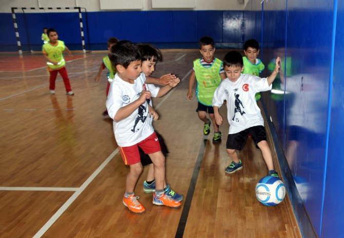 Anaokulu Öğrencileri Futbolla Kaynaştı