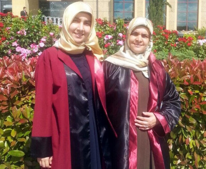 Anne-kız Aynı Dönem Mezun Oldu