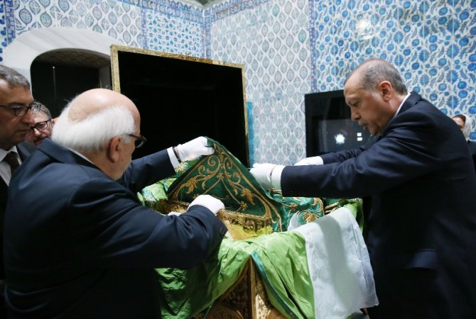 Cumhurbaşkanı Erdoğan, Hırka-ı Saadet’i Ziyaret Etti